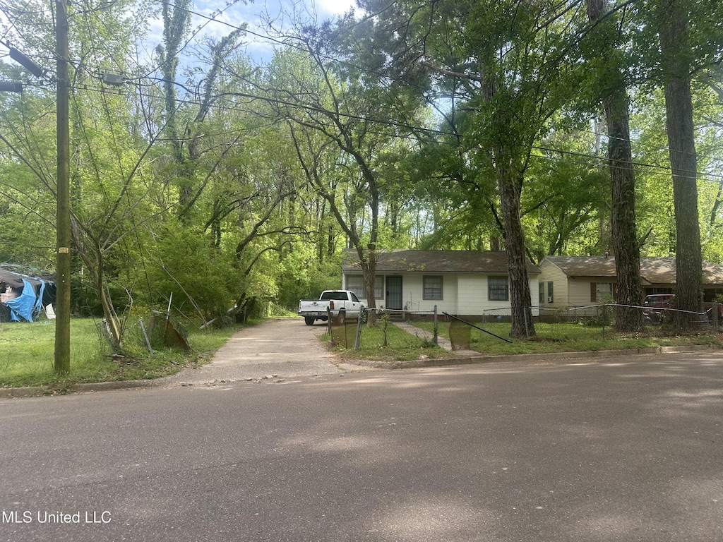 3805 Jayne Ave, Jackson, MS 39209 - single story home with driveway