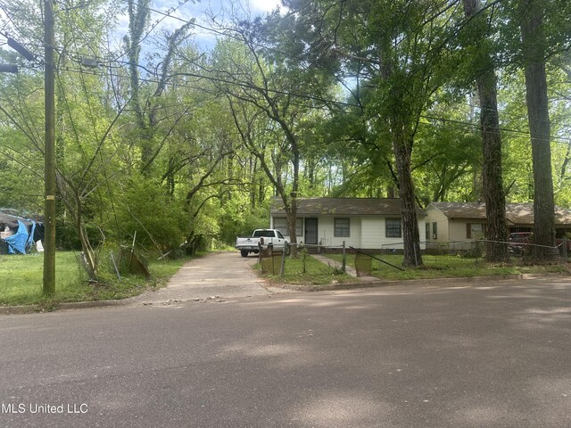 3805 Jayne Ave, Jackson, MS 39209 - single story home with driveway