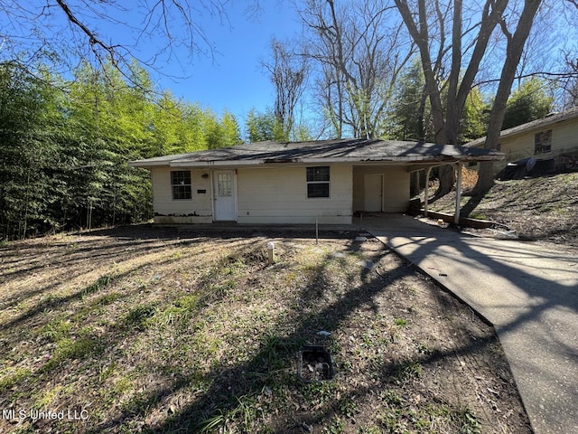 908 Wabash Ave, Vicksburg, MS 39183 - exterior space with an attached carport and driveway
