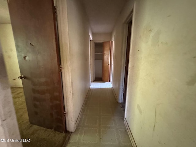 908 Wabash Ave, Vicksburg, MS 39183 - corridor featuring light floors