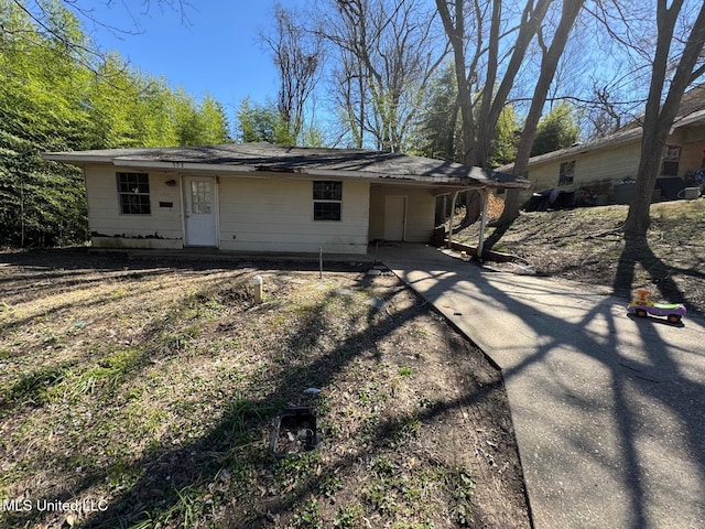 908 Wabash Ave, Vicksburg, MS 39183 - view of front of home with driveway