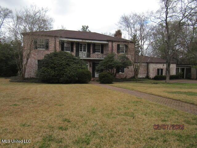 view of front of home with a front lawn