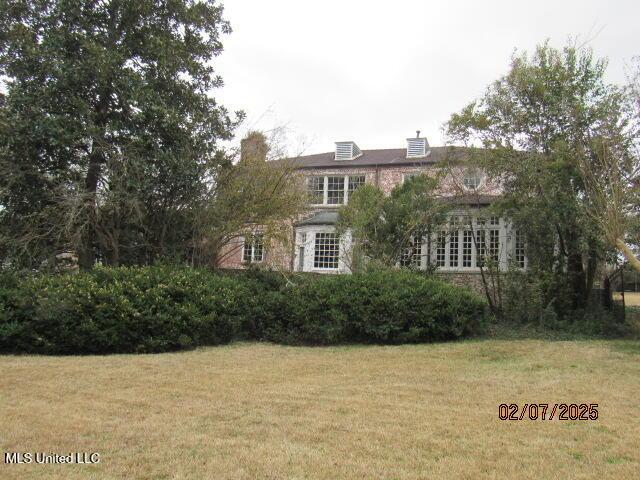 view of front facade featuring a front lawn