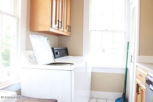 1116 Main St, Natchez, MS 39120 - laundry area with independent washer and dryer
