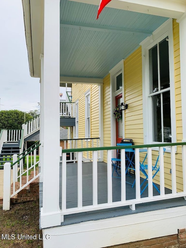 1116 Main St, Natchez, MS 39120 - balcony featuring covered porch