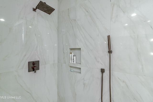 details featuring tiled shower