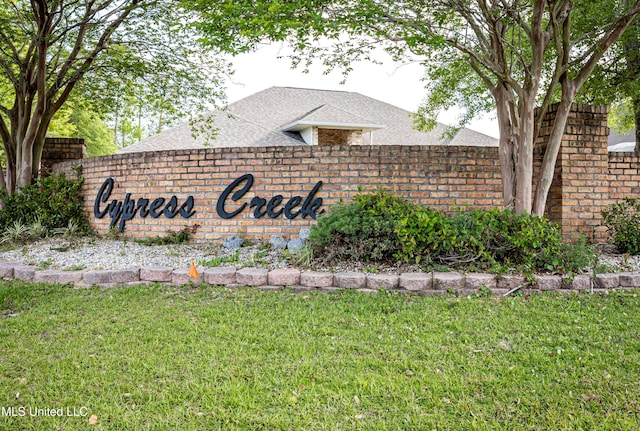 community / neighborhood sign featuring a yard