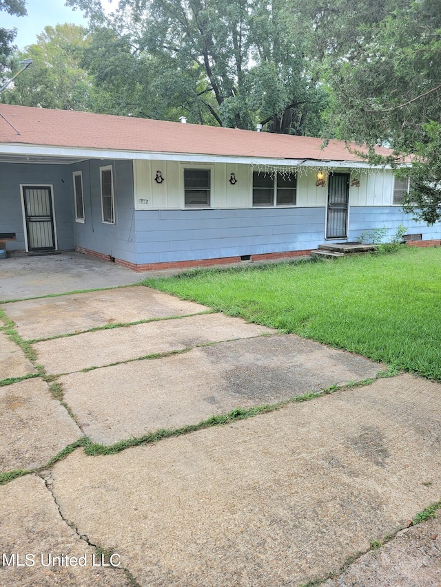 single story home featuring a front lawn