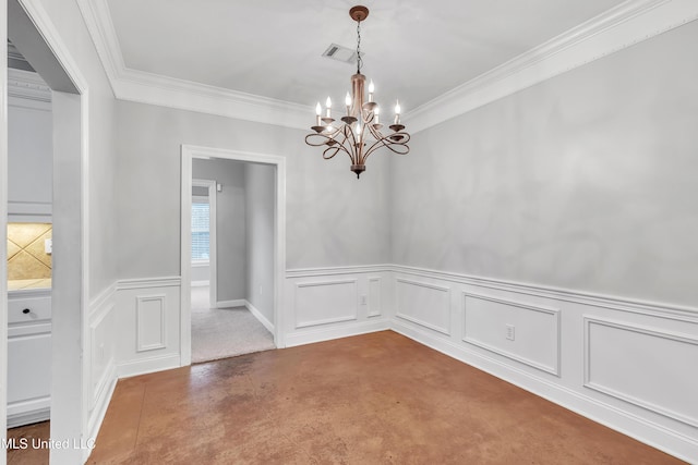 spare room with crown molding and a notable chandelier