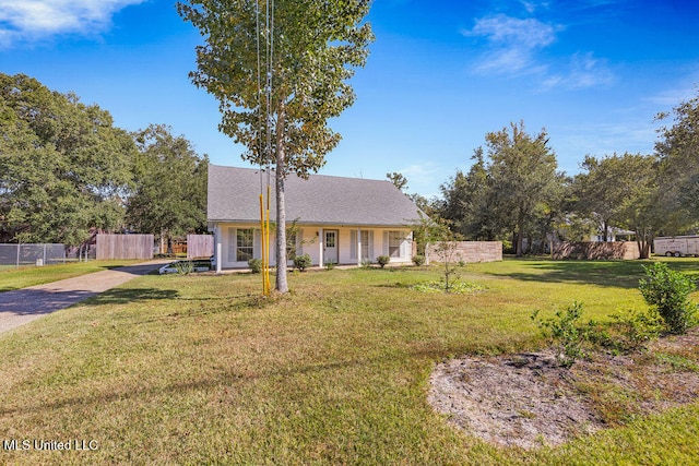 view of front of home featuring a front yard