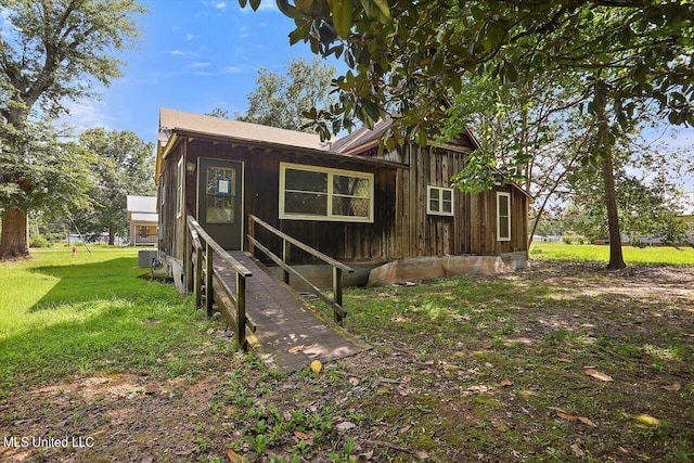 view of front facade with a front lawn