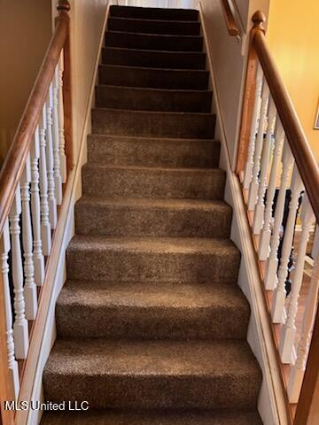 9091 Hunters Ridge Dr, Olive Branch, MS 38654 - view of staircase