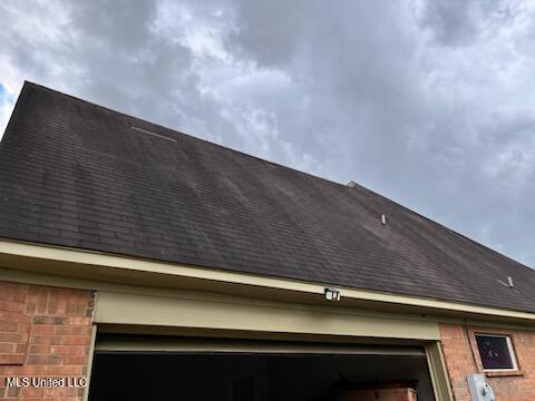 9091 Hunters Ridge Dr, Olive Branch, MS 38654 - exterior view of brick siding and roof with shingles