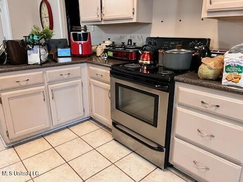 9091 Hunters Ridge Dr, Olive Branch, MS 38654 - kitchen featuring stainless steel electric range oven and light tile patterned floors