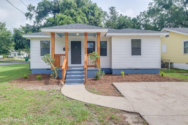 1018 27th St, Gulfport, MS 39501 - bungalow-style house featuring crawl space, covered porch, a shingled roof, and a front yard