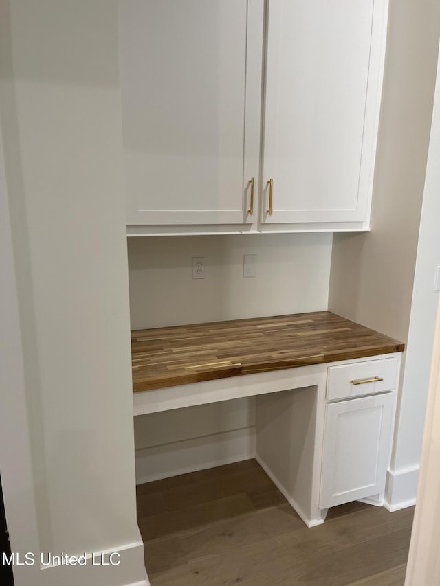 room details featuring built in desk and hardwood / wood-style flooring