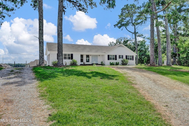 8279 Dunn Ln, Olive Branch, MS 38654 - ranch-style home featuring driveway, a front lawn, and stucco siding