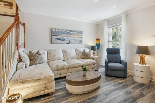 living area featuring baseboards, ornamental molding, and wood finished floors