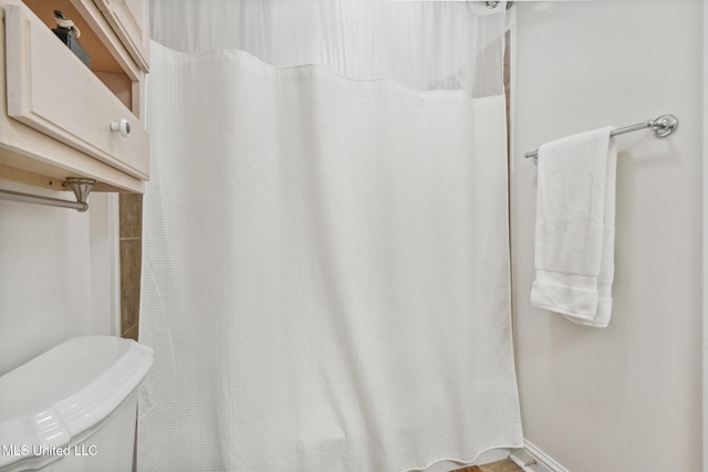 full bath featuring a shower with shower curtain