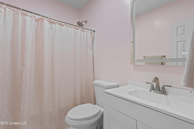 full bath featuring vanity, a shower with shower curtain, and toilet