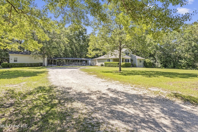 view of front facade featuring driveway and a front yard