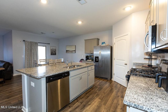 kitchen with sink, appliances with stainless steel finishes, an island with sink, and dark hardwood / wood-style floors