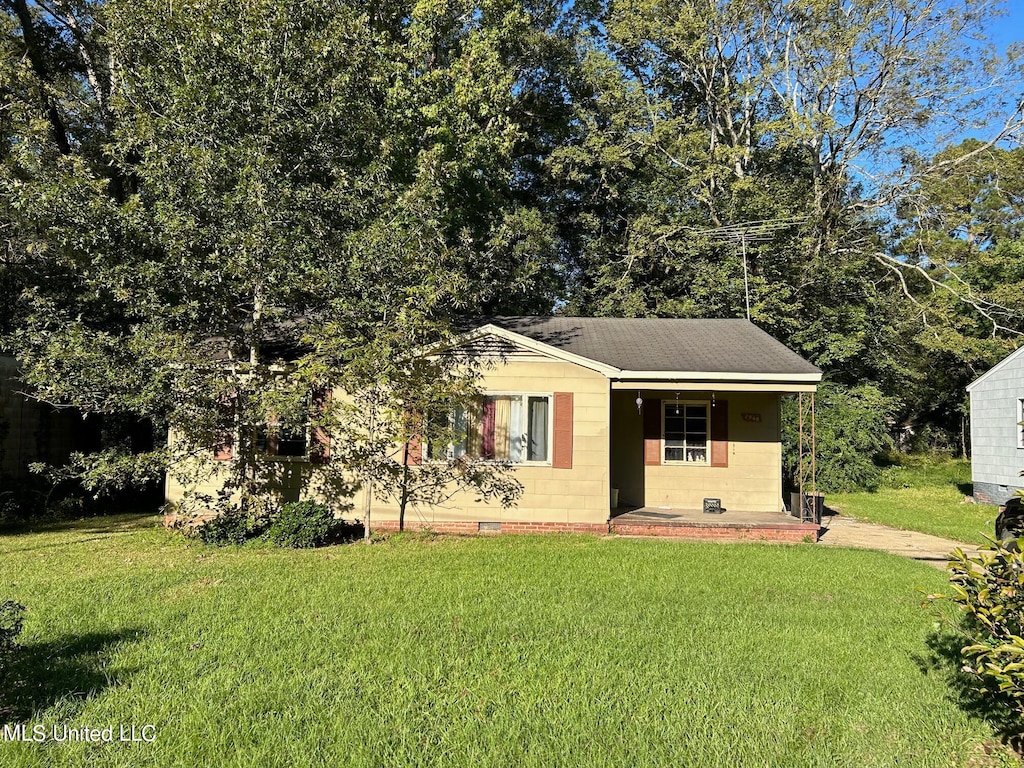 view of front of house with a front lawn