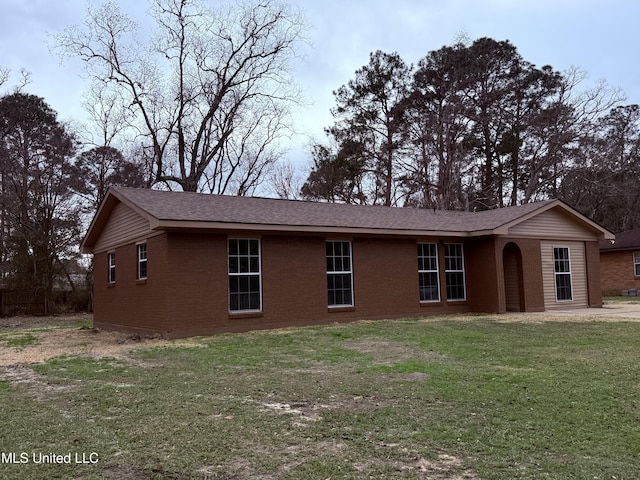 view of front of home with a front lawn