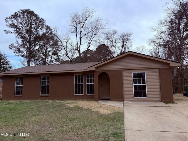 single story home featuring a front lawn