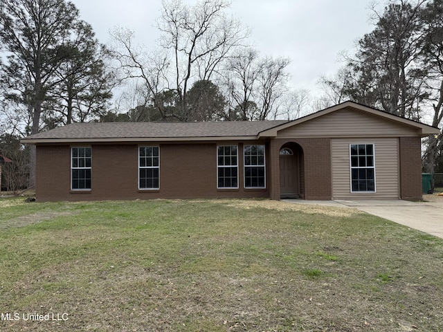 ranch-style house featuring a front lawn