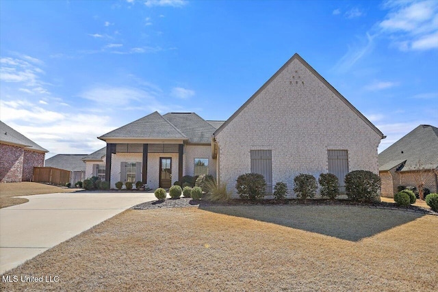 view of front facade with driveway