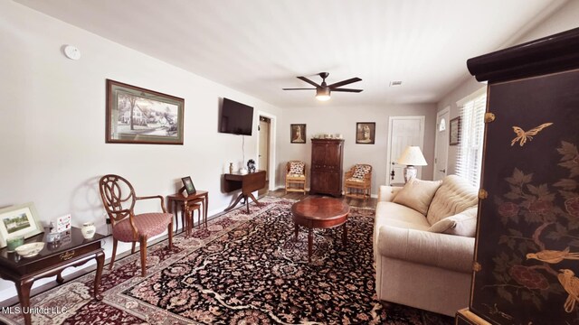 260 Roberts Ave, Holly Springs, MS 38635 - living room featuring a ceiling fan