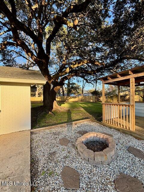 view of yard featuring a fire pit