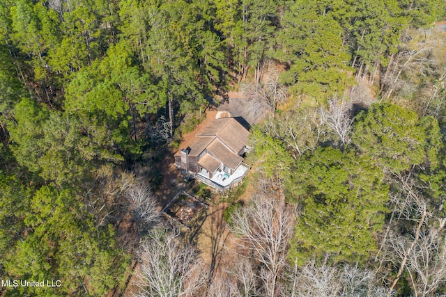 birds eye view of property featuring a forest view