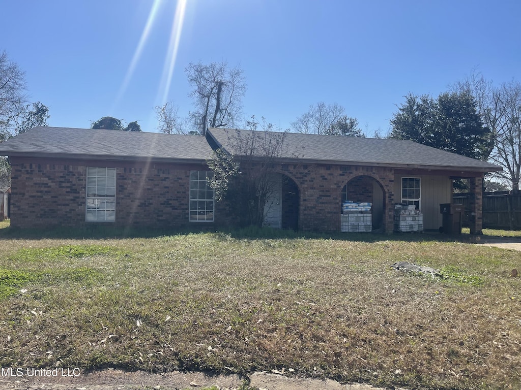 single story home with a front lawn