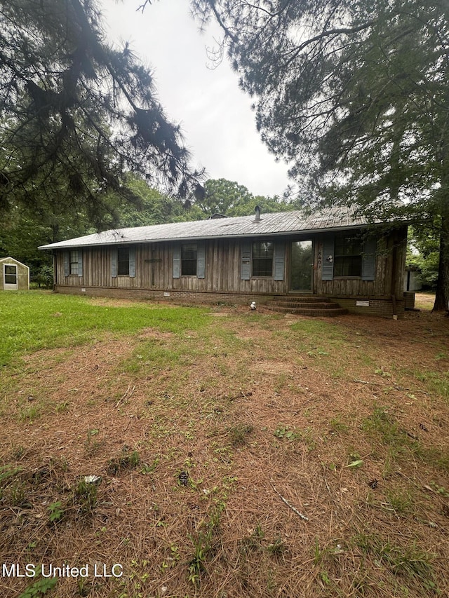 view of front of house featuring a front yard