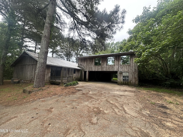 view of front facade with driveway
