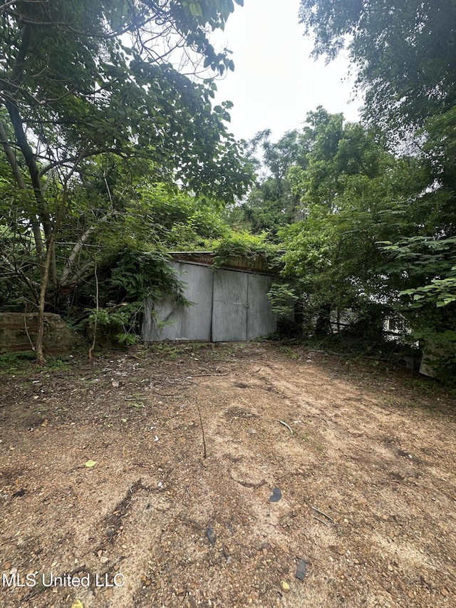 view of yard featuring a storage unit and an outdoor structure