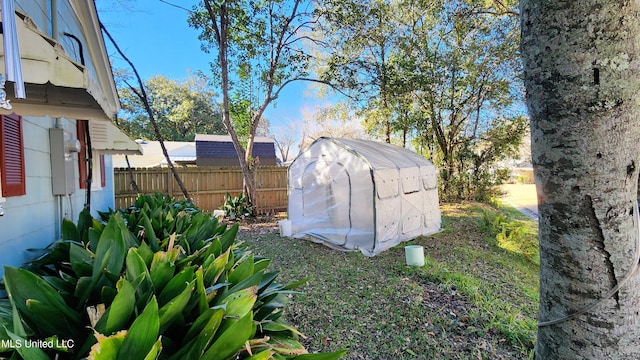 view of yard featuring an outbuilding