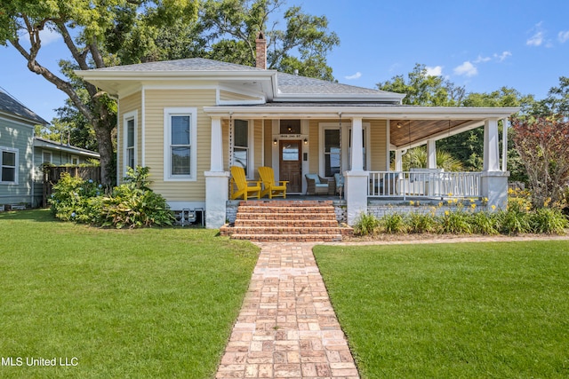 view of front facade featuring covered porch and a front lawn