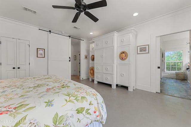 bedroom featuring ceiling fan, crown molding, a barn door, and concrete flooring