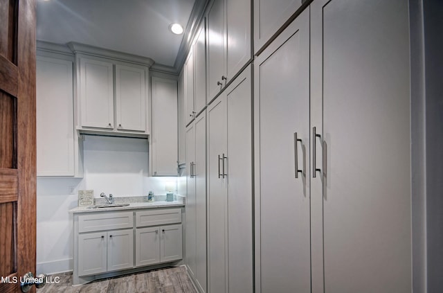 kitchen featuring sink, light hardwood / wood-style flooring, and gray cabinets