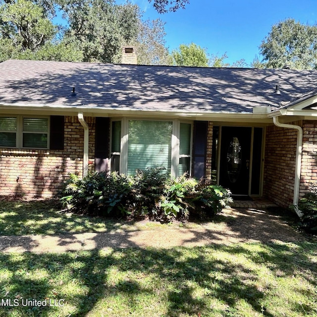 view of front of home featuring a front yard