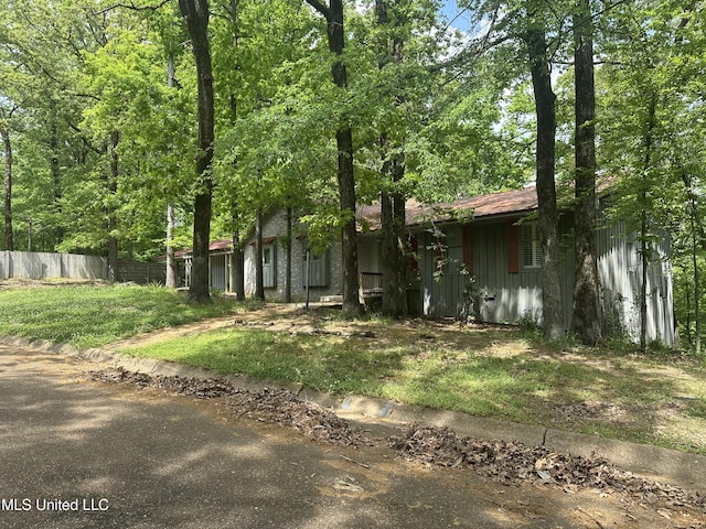 204 Fort Dr, Grenada, MS 38901 - view of front of property featuring fence