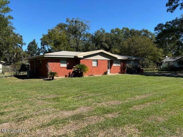 view of front of house with a front yard