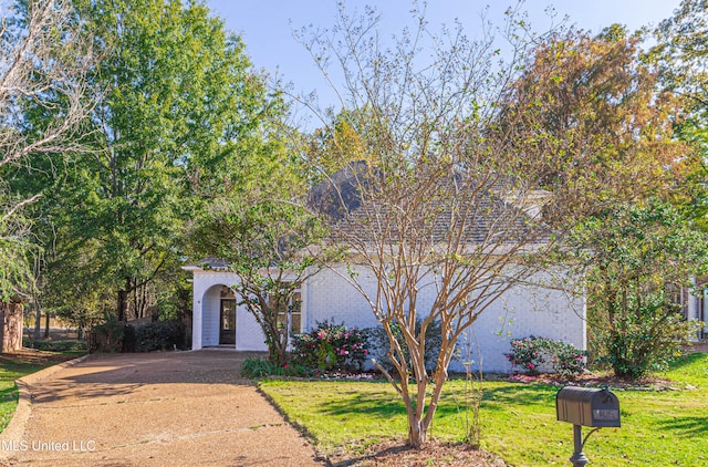 view of front of home featuring a front lawn