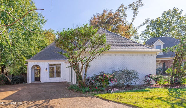 view of front of home featuring a front yard