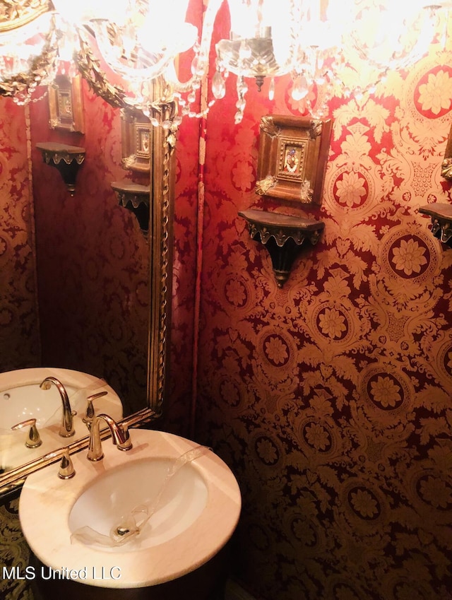 500 Franklin St, Natchez, MS 39120 - bathroom featuring a sink and a chandelier
