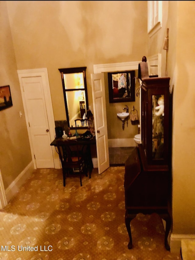 500 Franklin St, Natchez, MS 39120 - hallway with baseboards