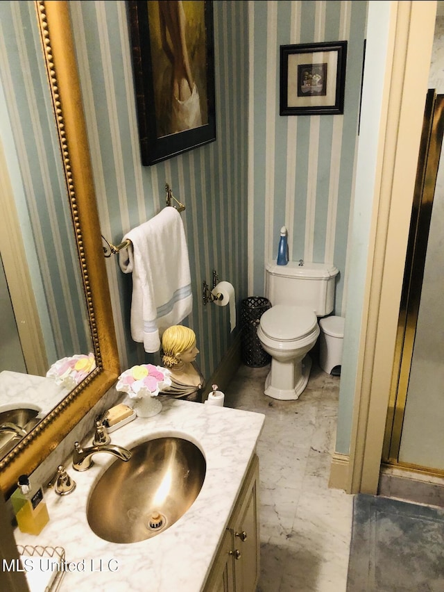 500 Franklin St, Natchez, MS 39120 - full bath featuring toilet, vanity, wallpapered walls, and a shower stall